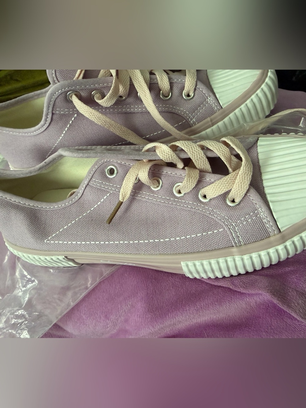🌻🌻 3 for $15.00 Mutton Lilac Canvas Low-Top Sneakers with light pink Laces